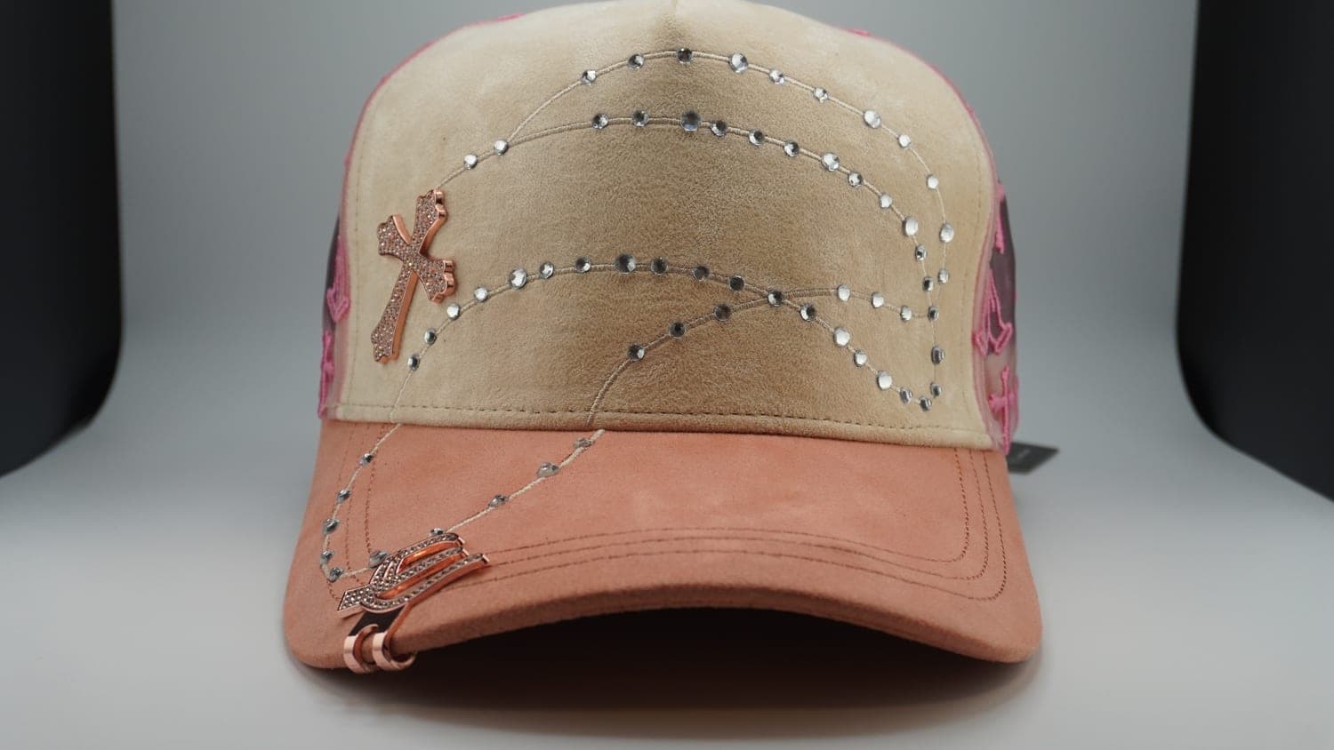 Gorra Beige cruces rosa